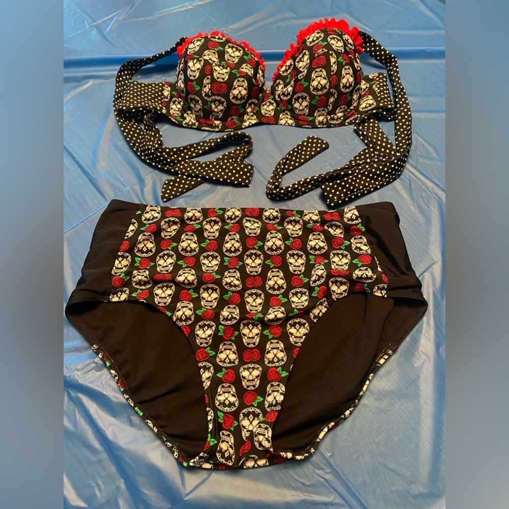 🌺 Like New Hot Topic Skull Design Swim Suit